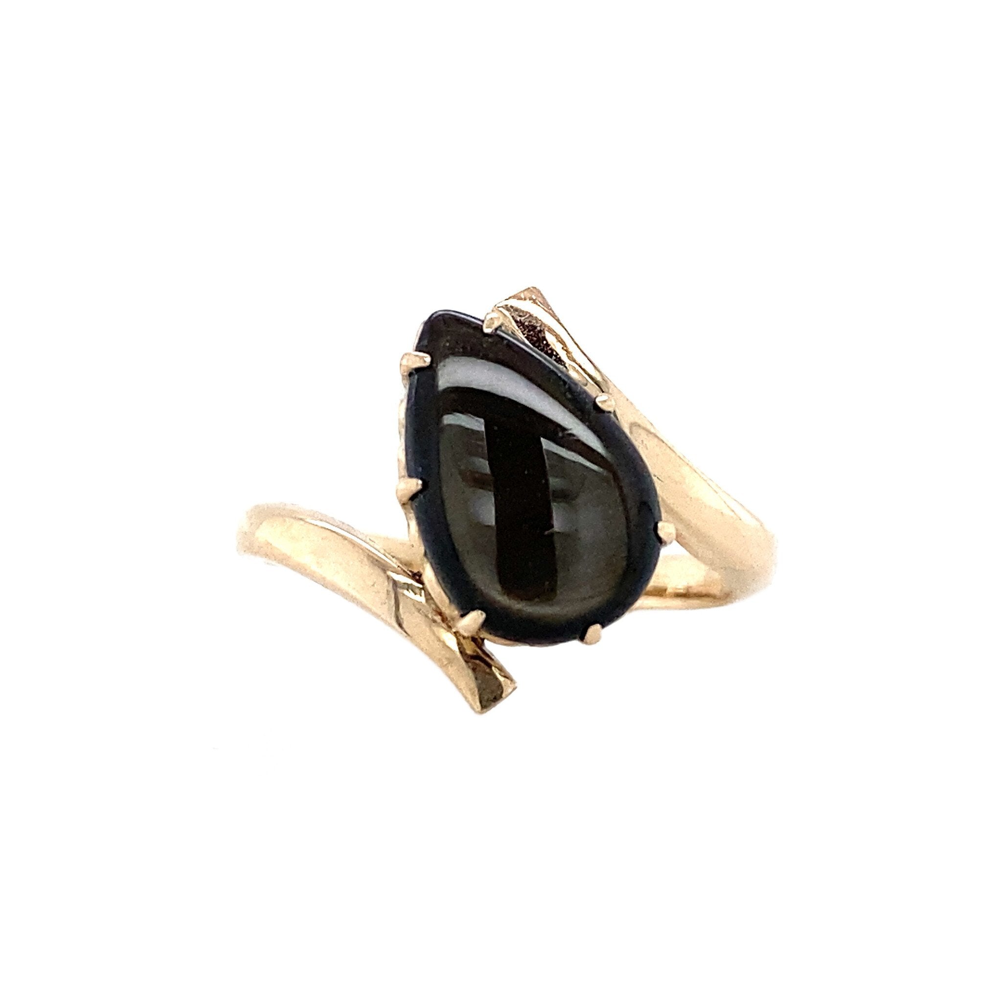 Ring with star sapphire, 12 kt