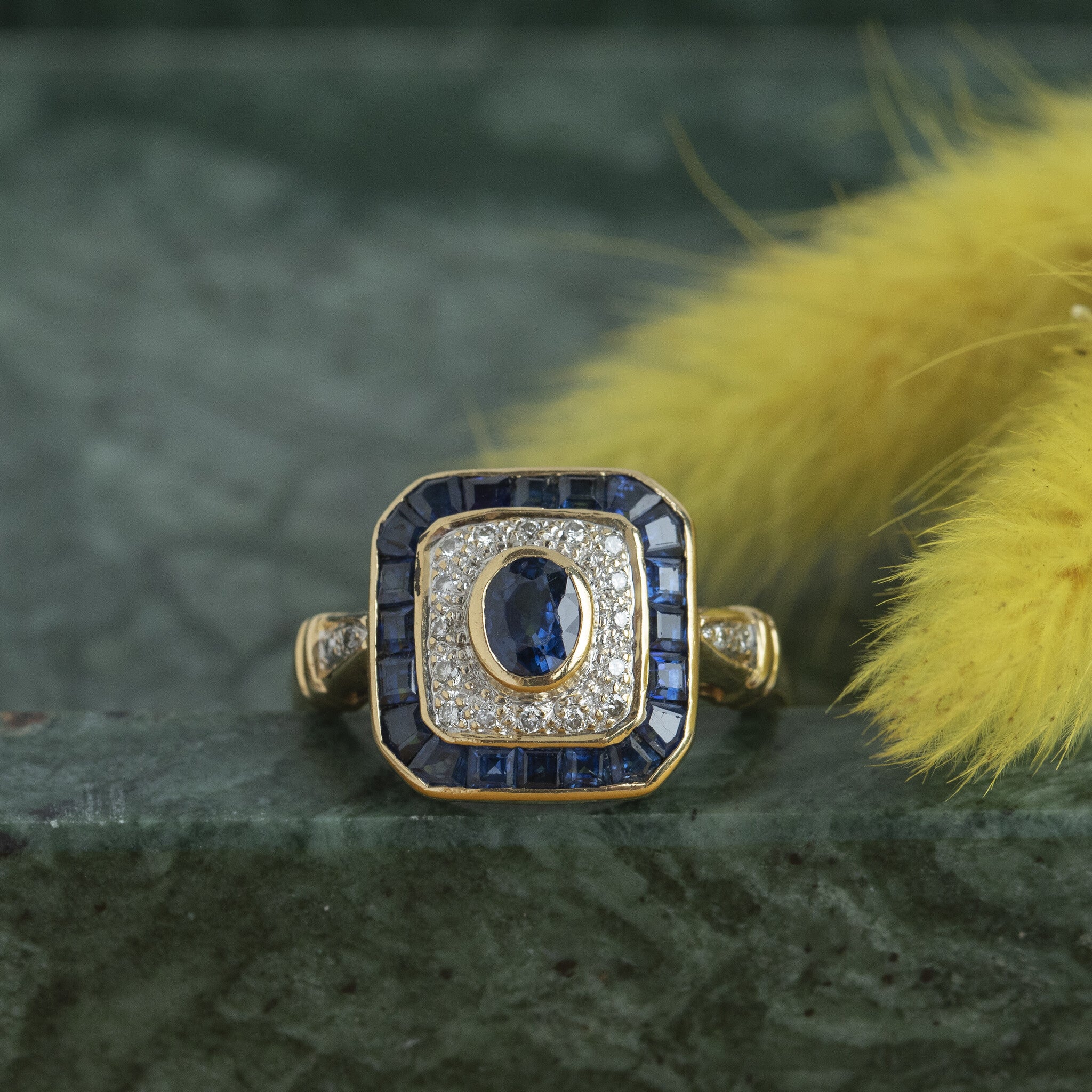 18 kt gold ring with sapphire and diamond