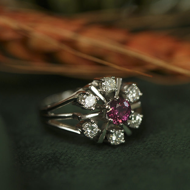 White gold ring with ruby and diamond, 14 kt