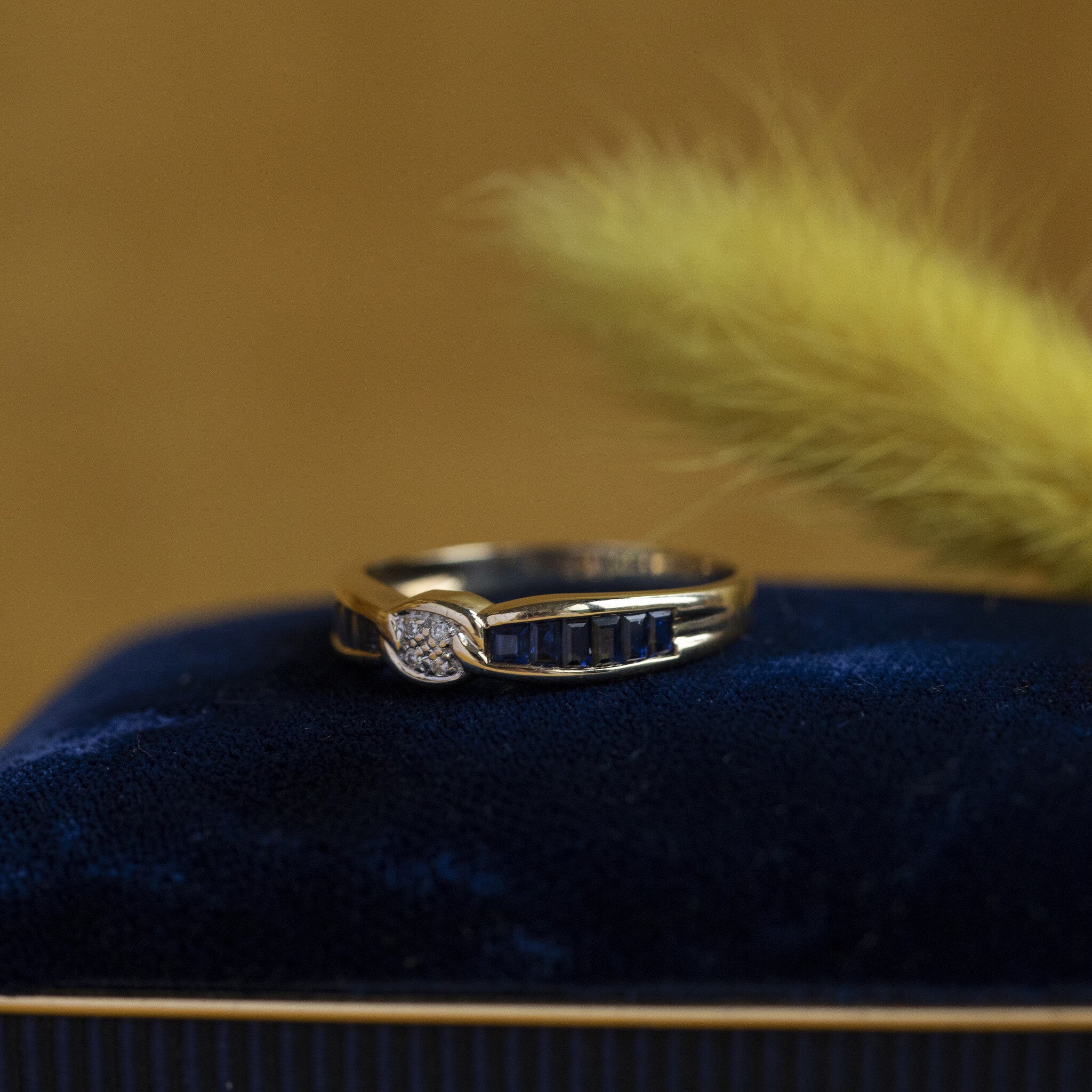 14 kt gold ring with sapphire and diamond