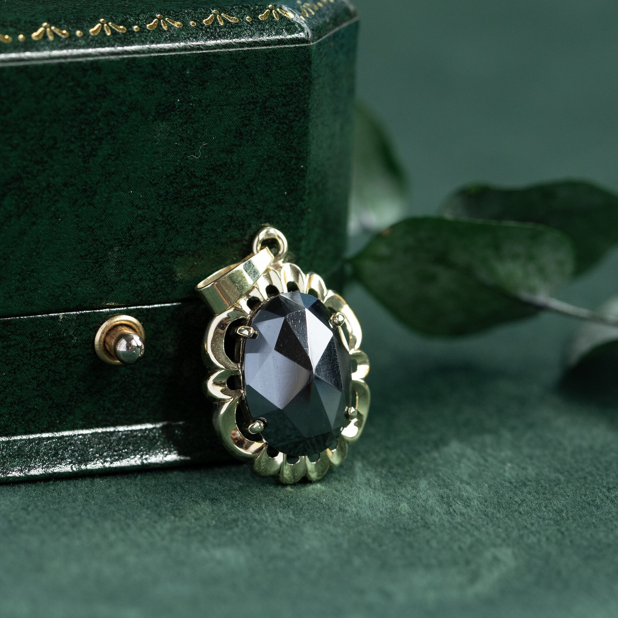 Gouden hanger met hematiet 14 krt