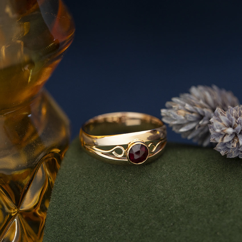 Gouden vintage ring met granaat 14 kt