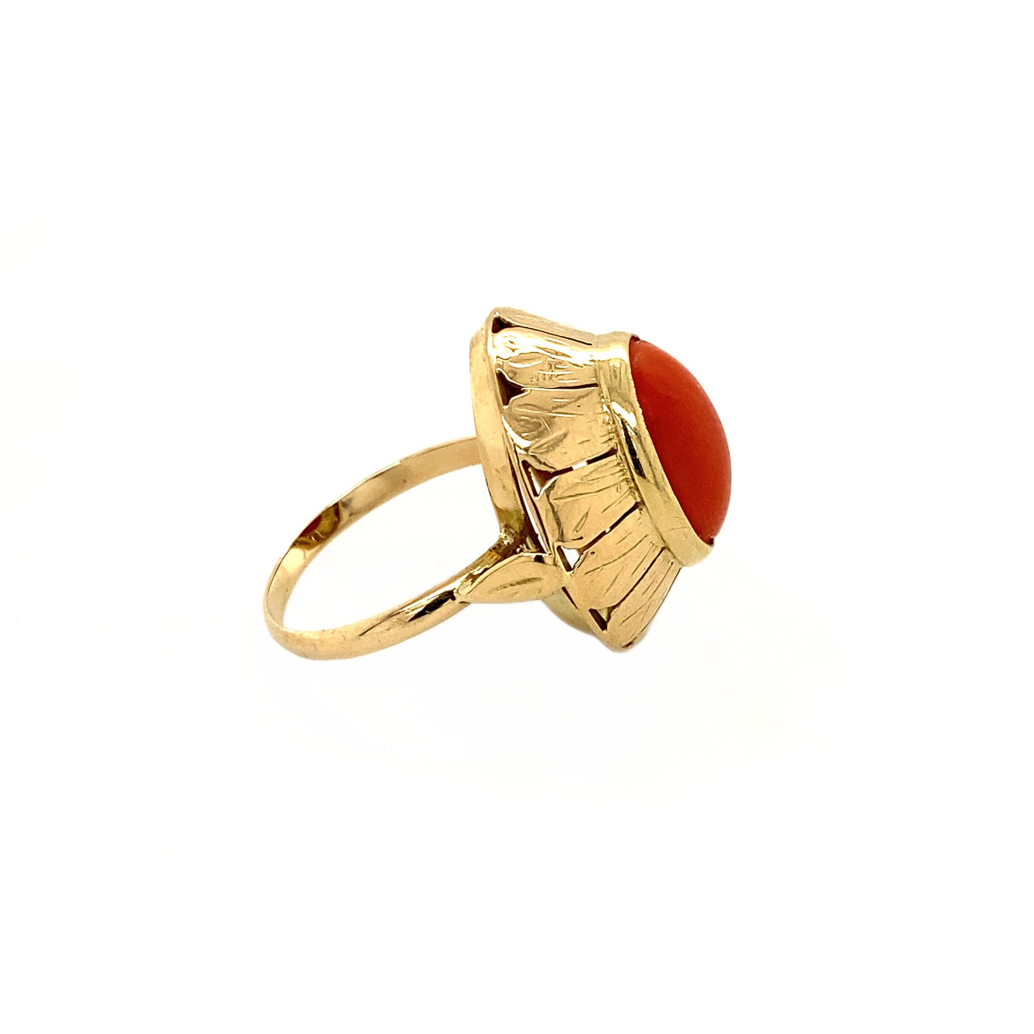 Gold ring with blood coral 14 kt