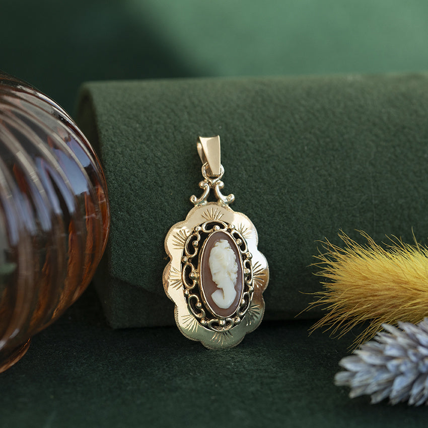 Golden vintage pendant with cameo 14 kt