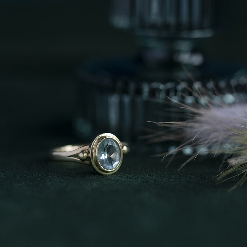 Gold ring with topaz 14 crt