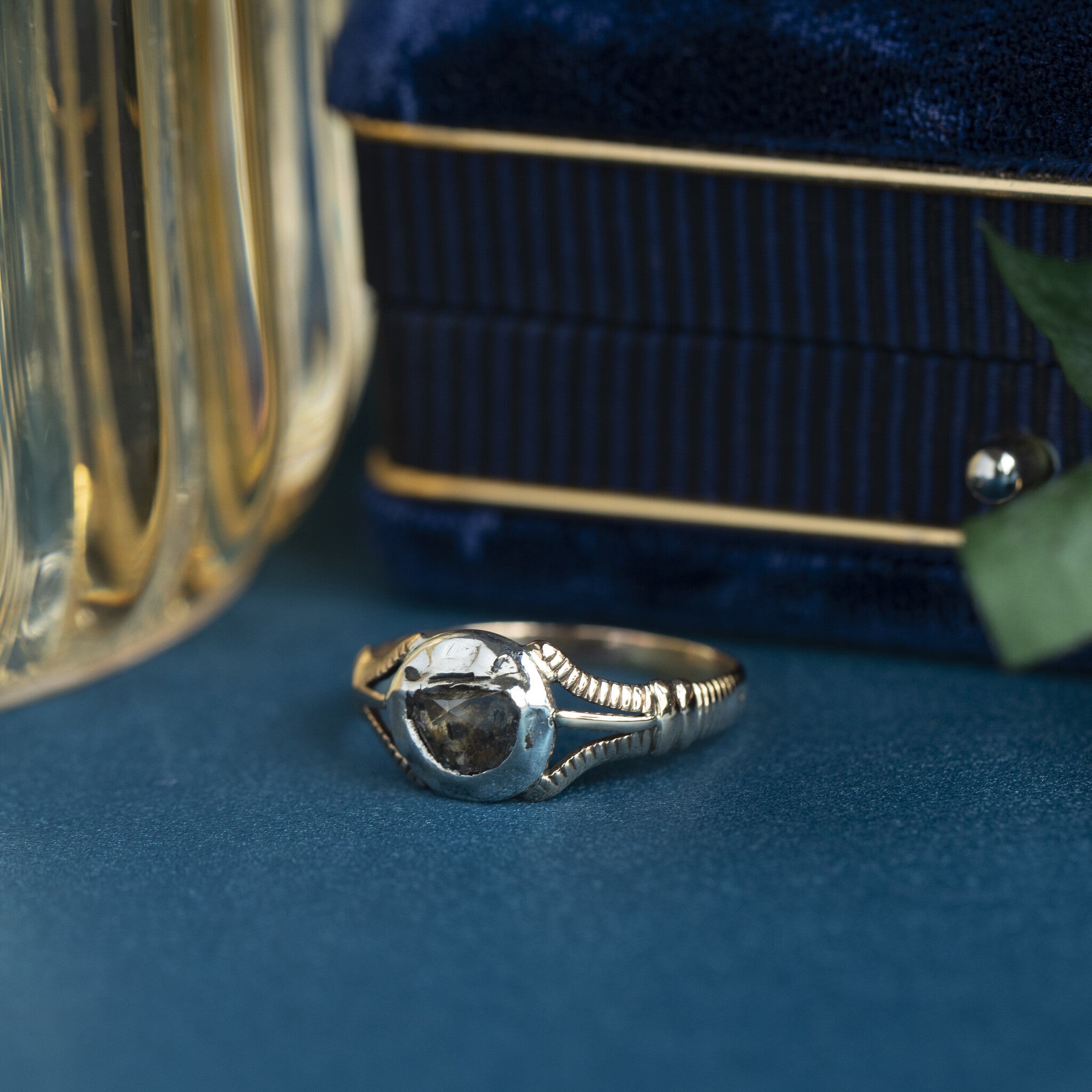 Gold solitaire ring with rose-cut diamond 18 kt/835