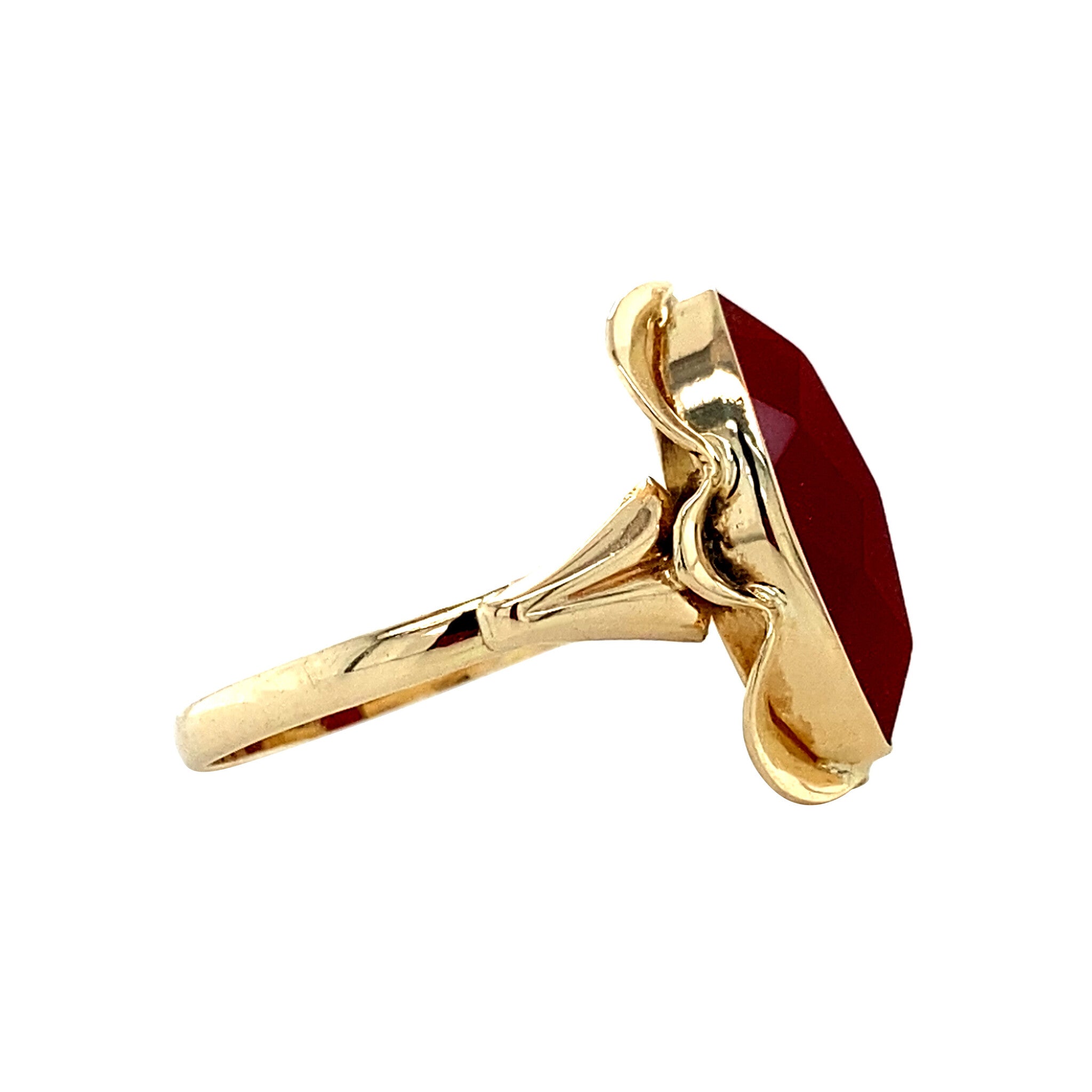 Gold ring with carnelian 14 kt