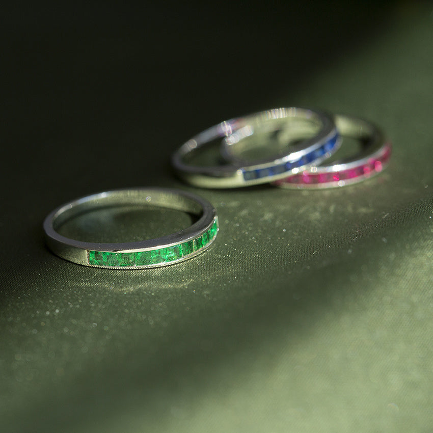 Witgouden rijring met smaragd 18 krt