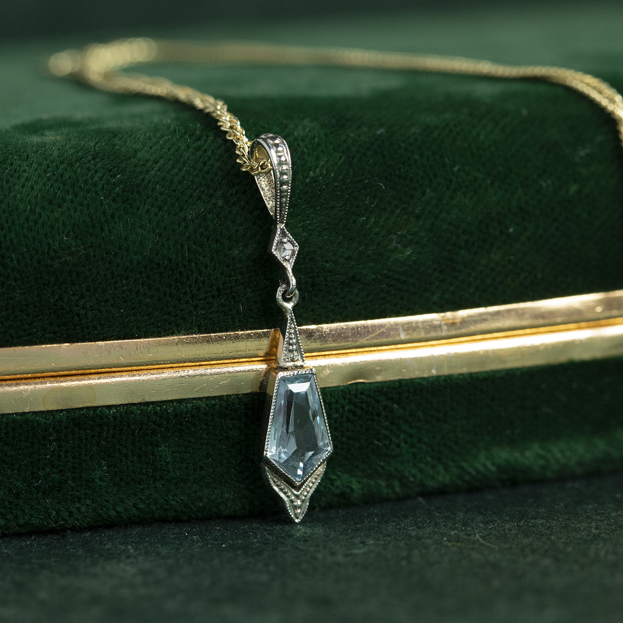 Gouden hanger met spinel en roosdiamant 14 krt