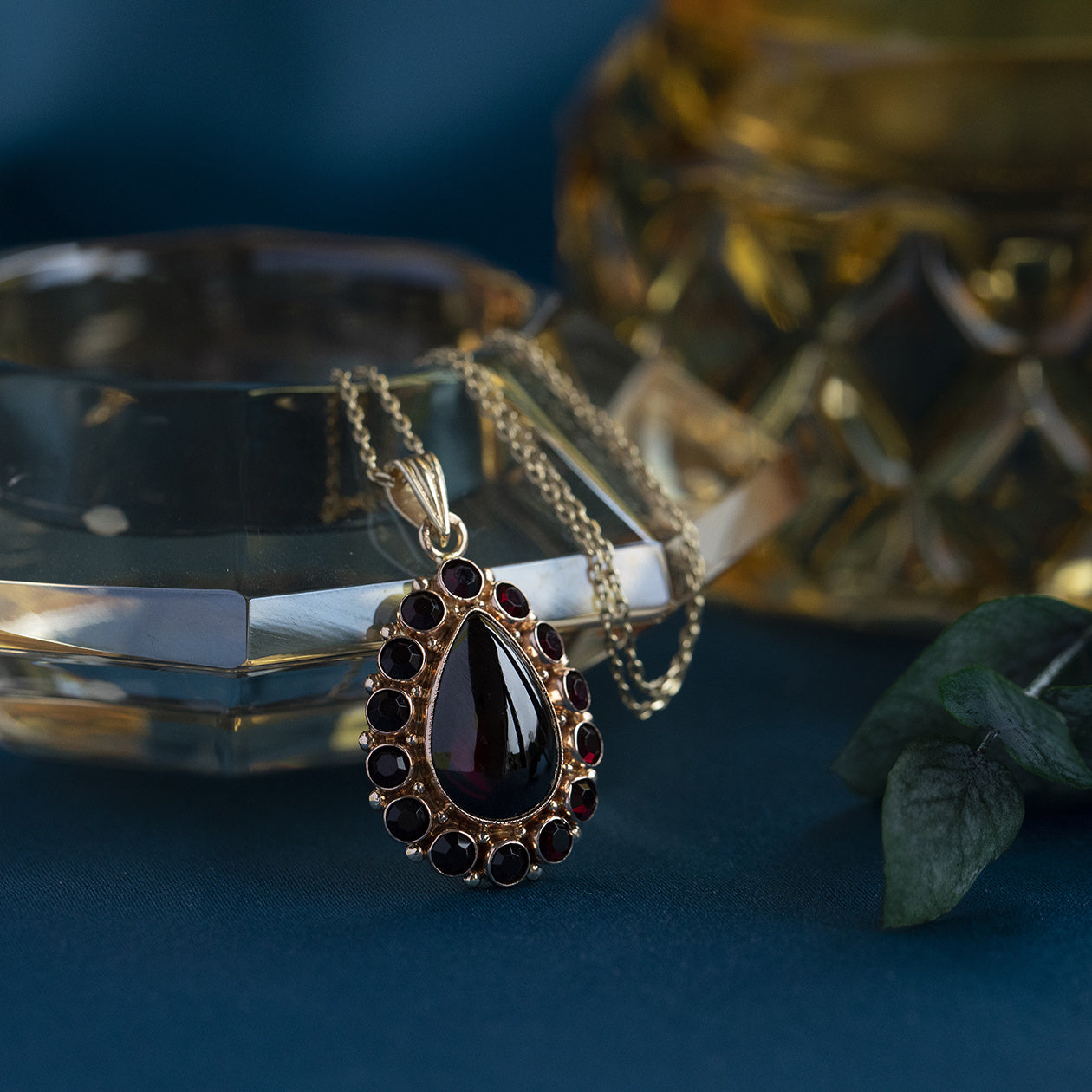 Gouden hanger met granaat 14 krt