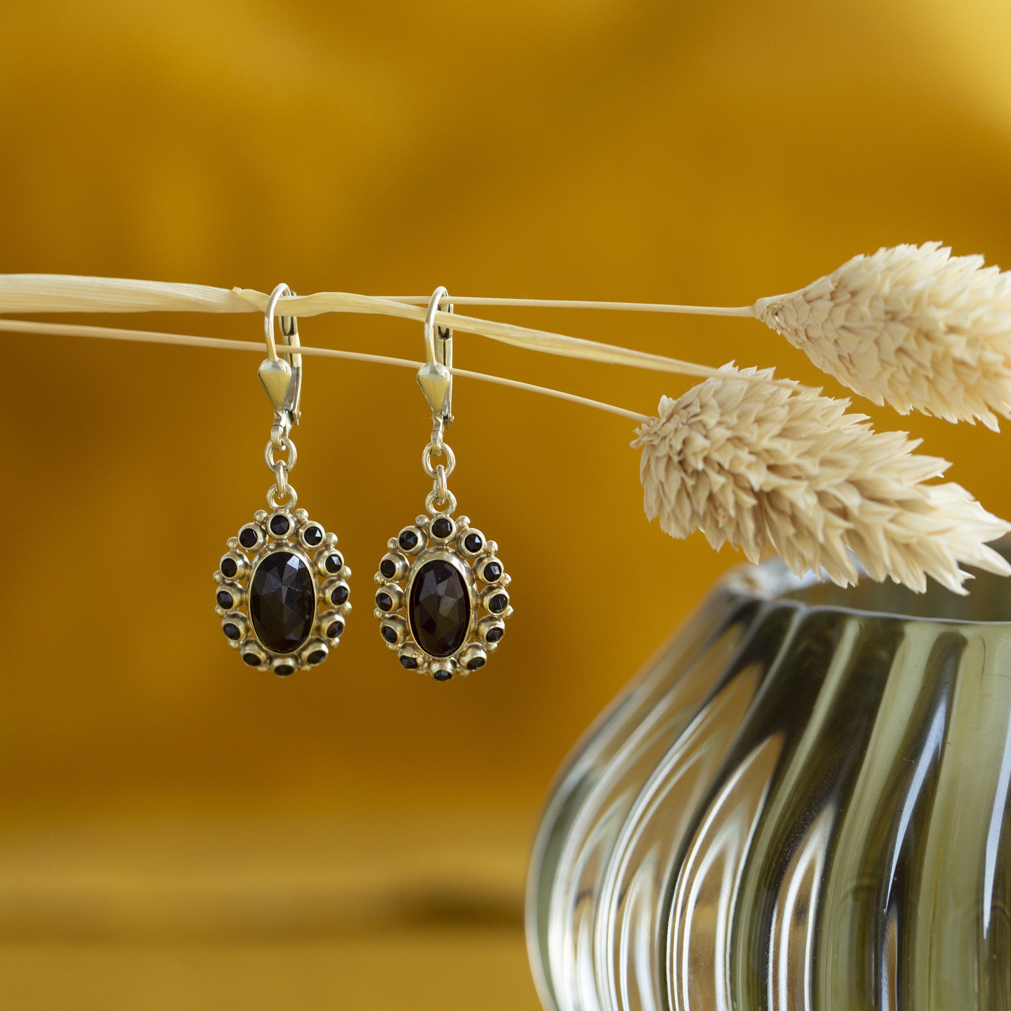Gold earrings with garnet, 14 kt