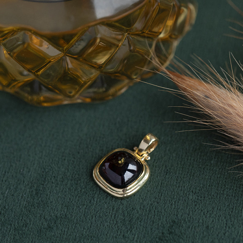 Gouden hanger met granaat 14 krt