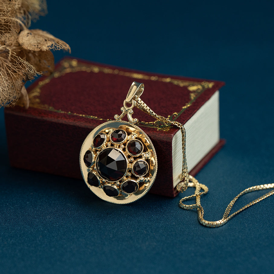Vintage gold pendant with garnet 14 krt