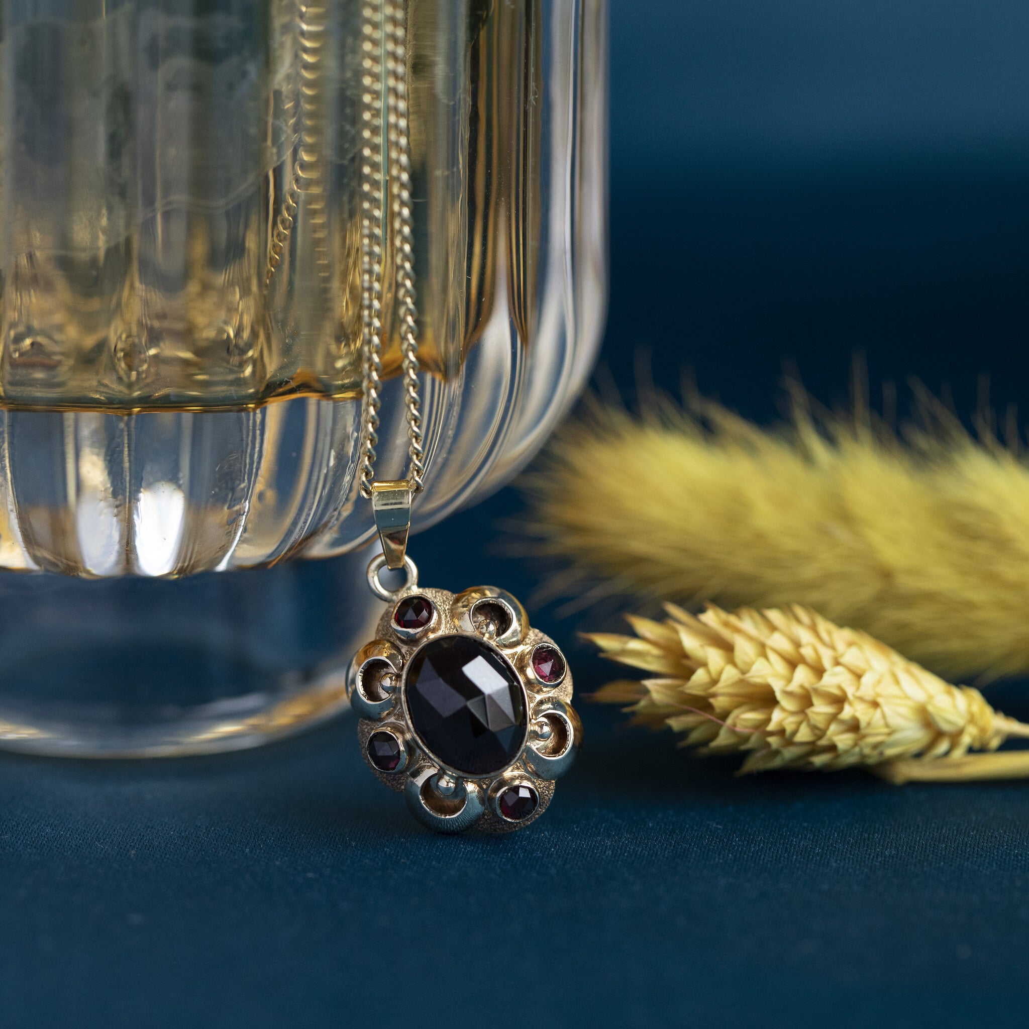 Gouden hanger met granaat 14 krt