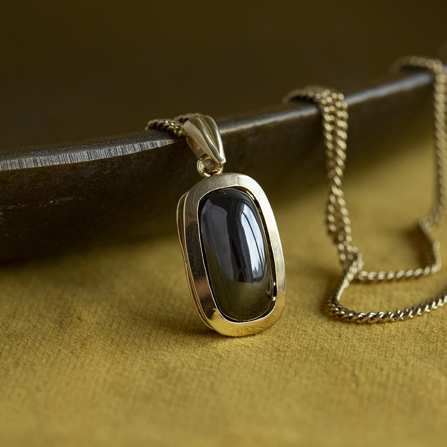 Gouden hanger met hematiet 14 krt