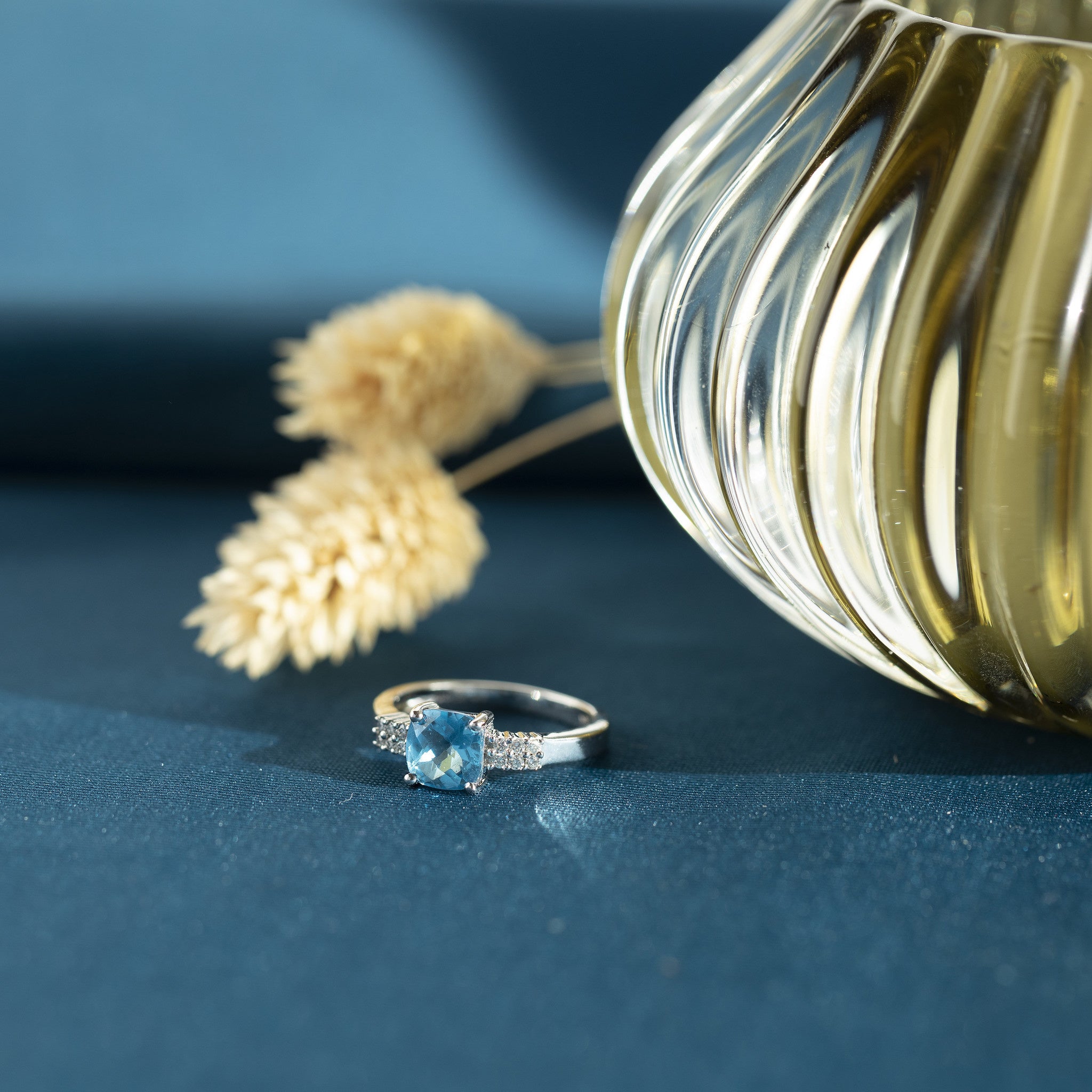 14 kt white gold ring with topaz and diamond