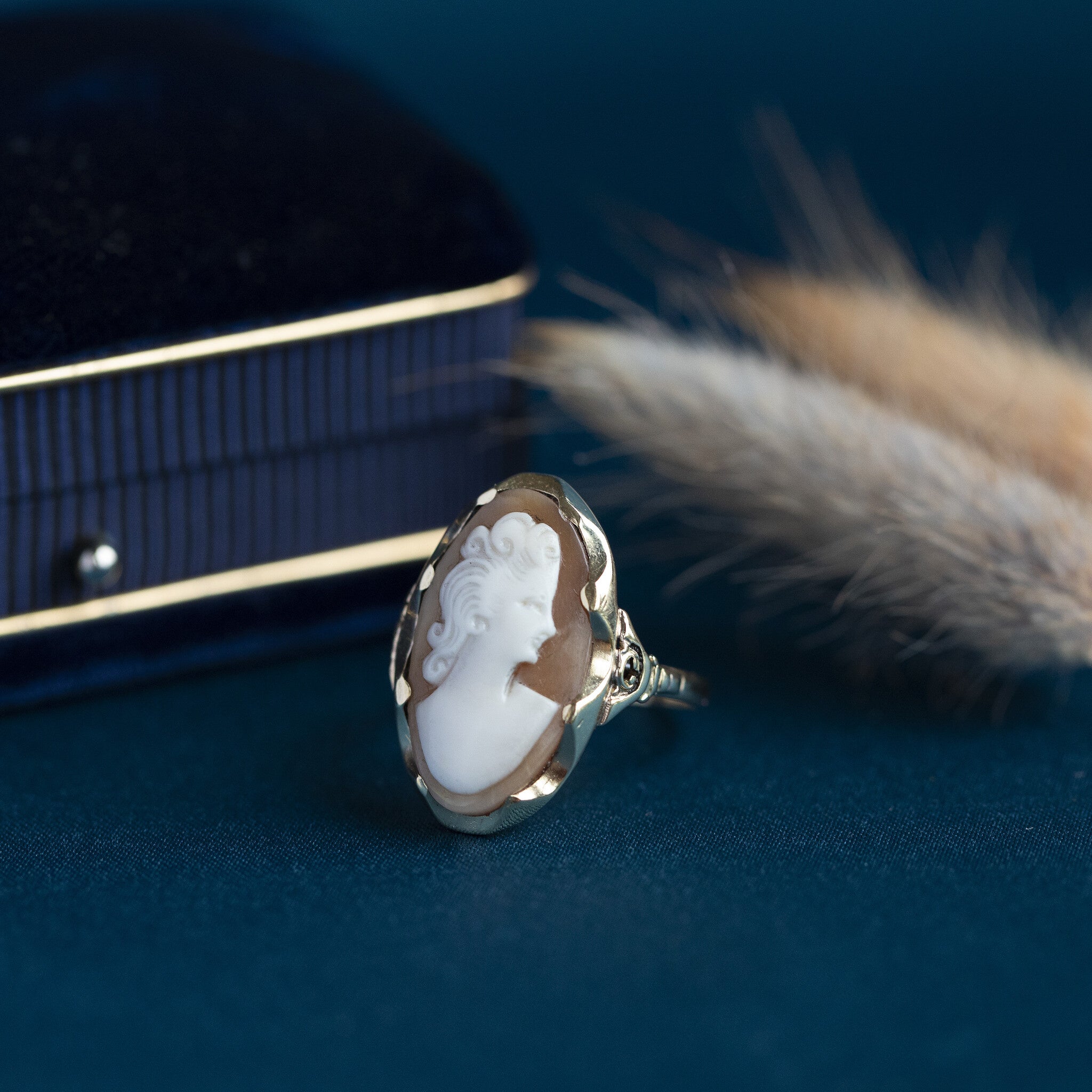 Gold ring with cameo 14 krt