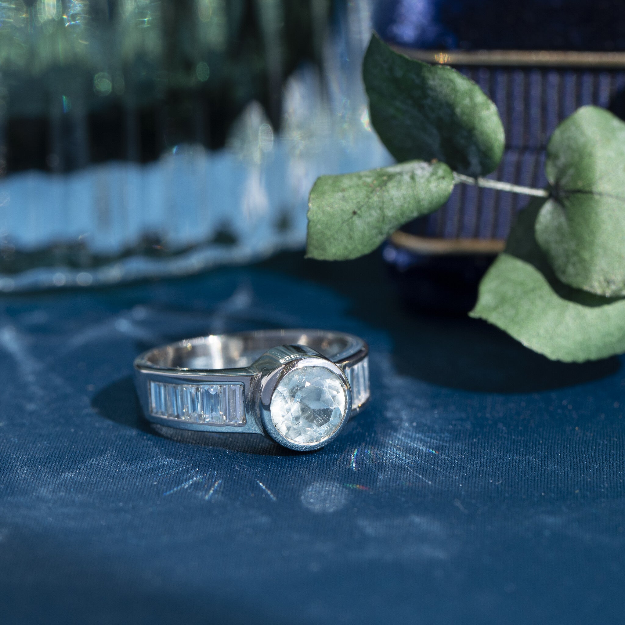 Witgouden ring met aquamarijn en diamant 14 krt