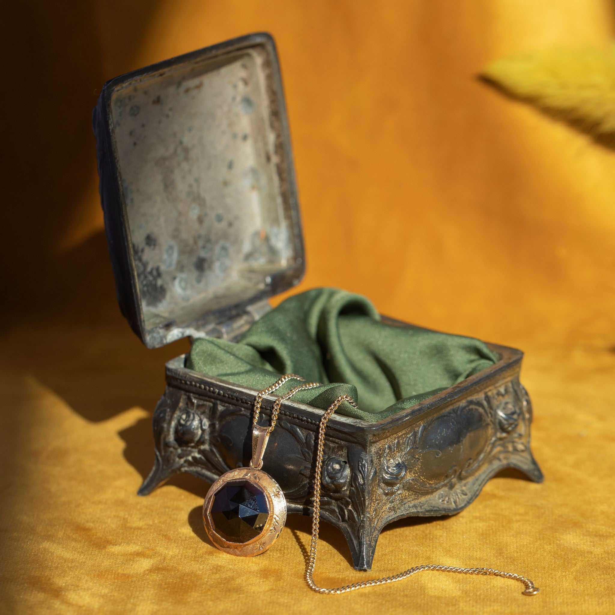 Gouden hanger met granaat 14 krt