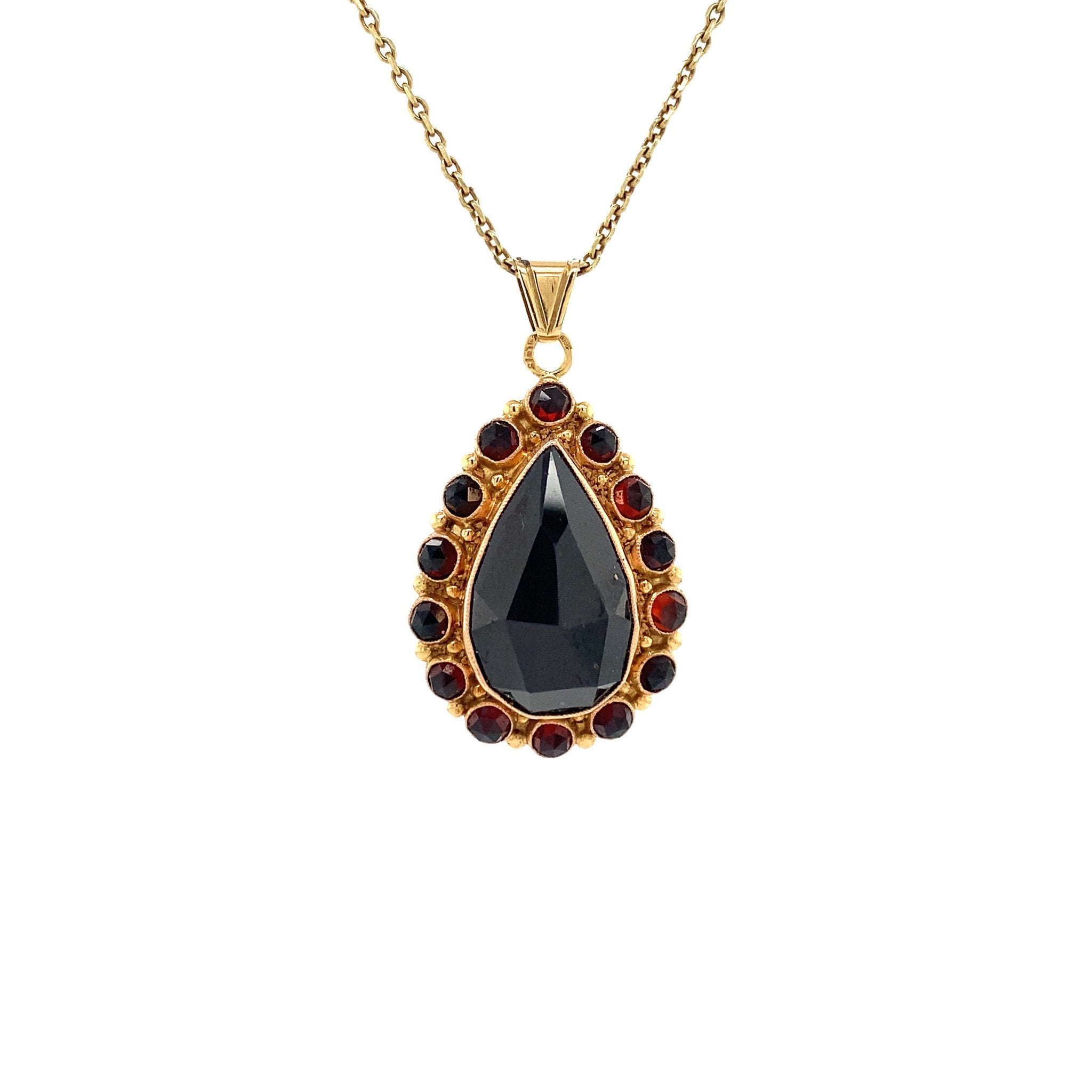 Gold entourage pendant with garnet 14 krt