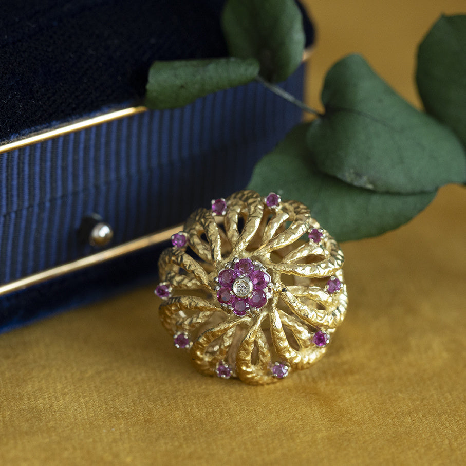 Gold vintage entourage ring with ruby and diamond 18 kt