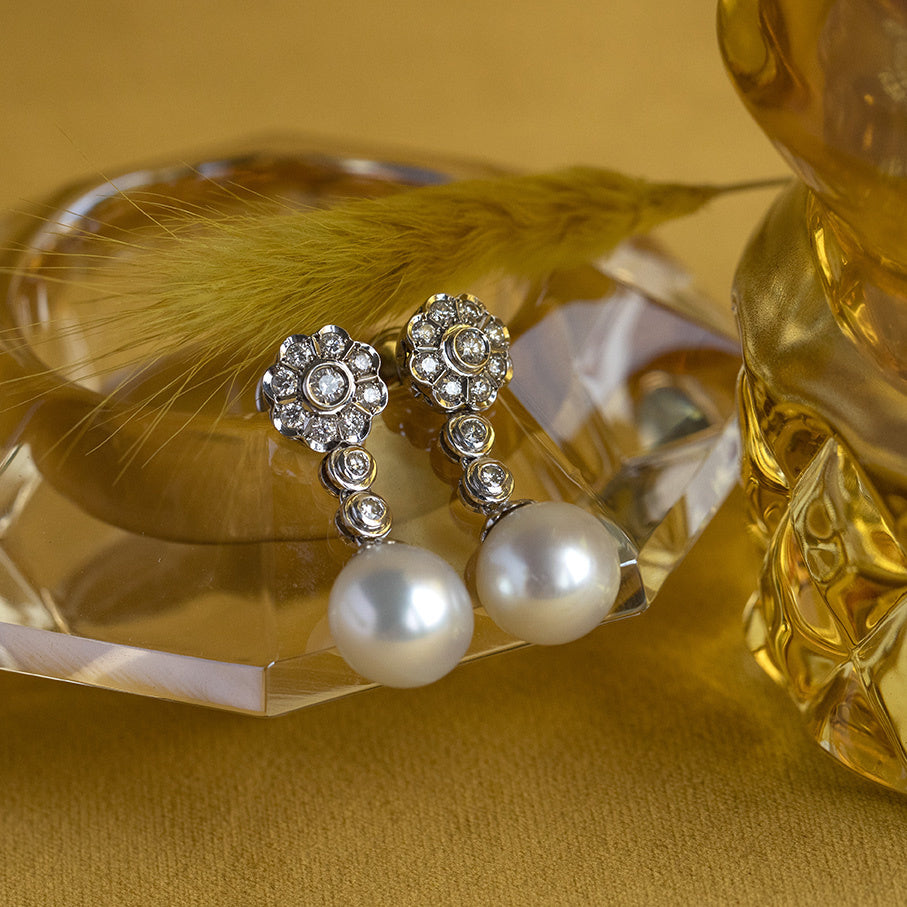 Gold dangle earrings with pearl and diamond, 18 kt