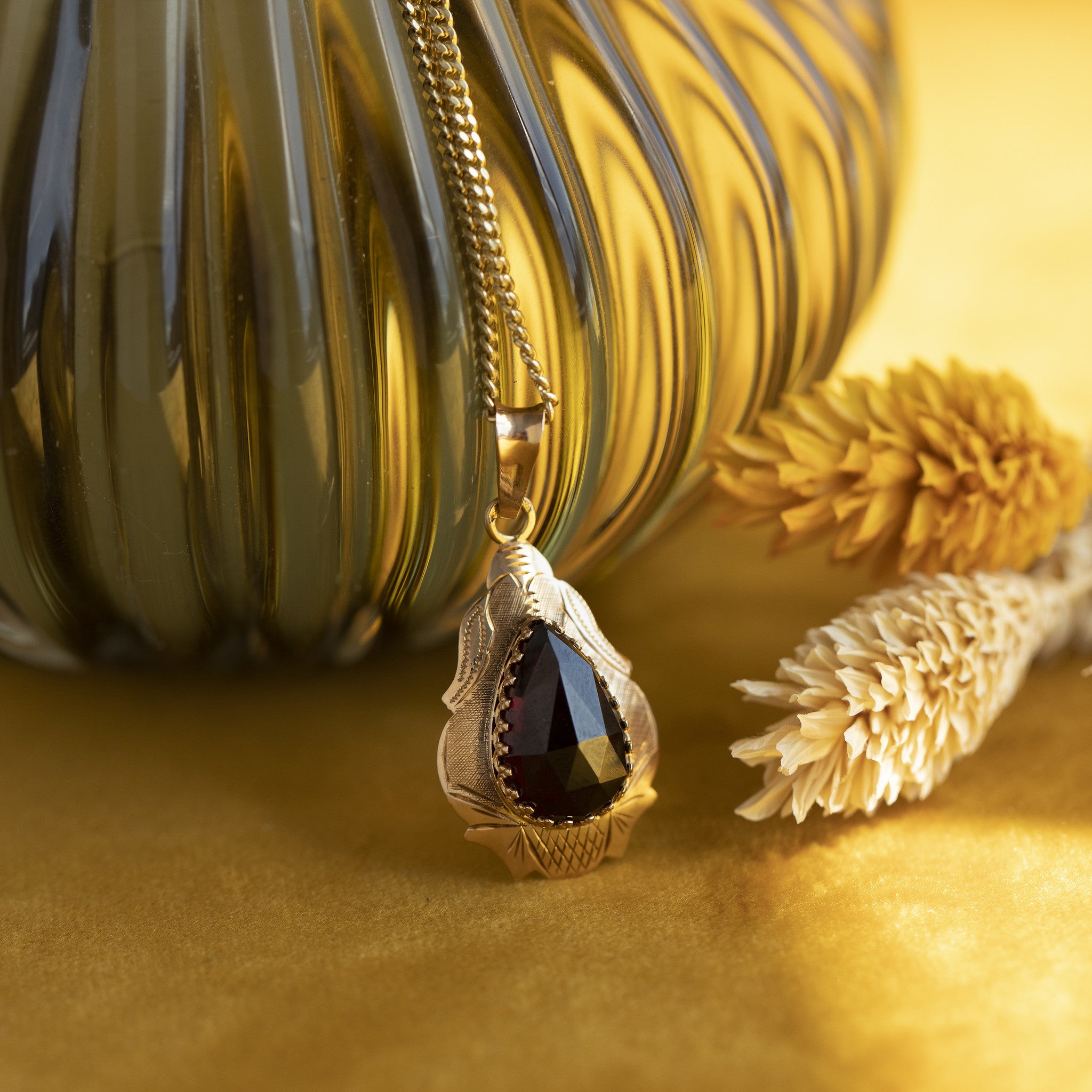 Gouden hanger met granaat 14 krt