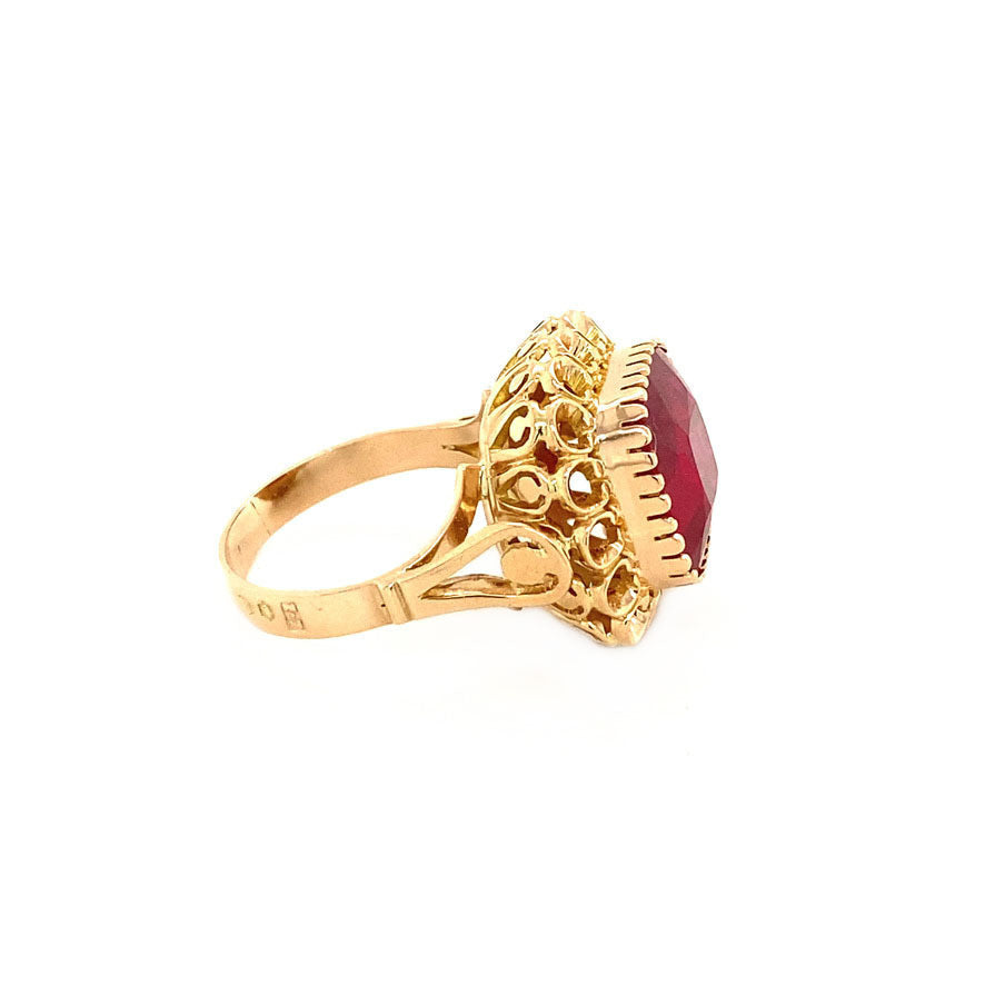 14 kt gold ring with synthetic ruby