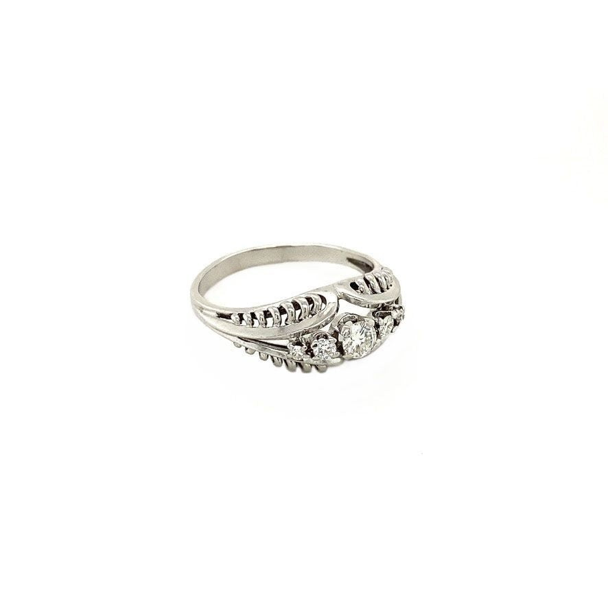 14 kt white gold ring with diamond