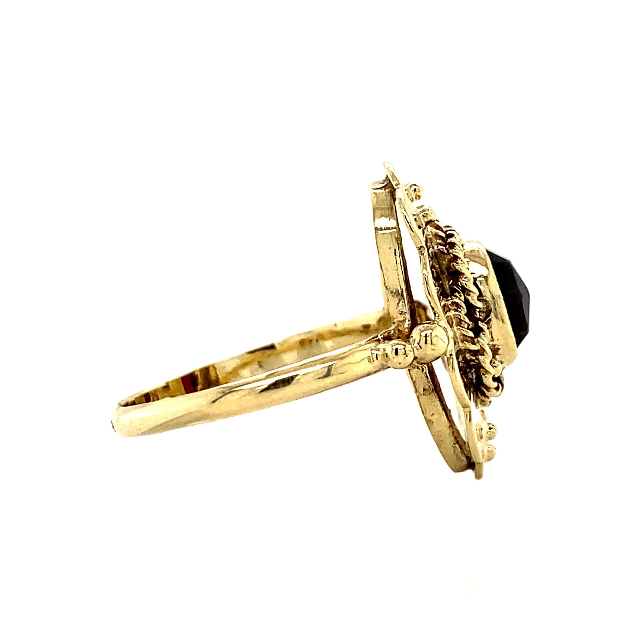 Gold ring with garnet, 14 kt