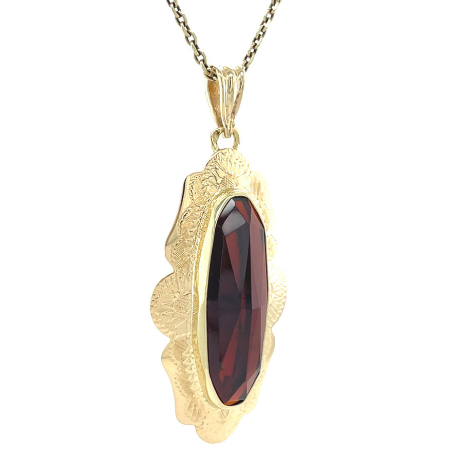 Gold vintage pendant with garnet 14 kt