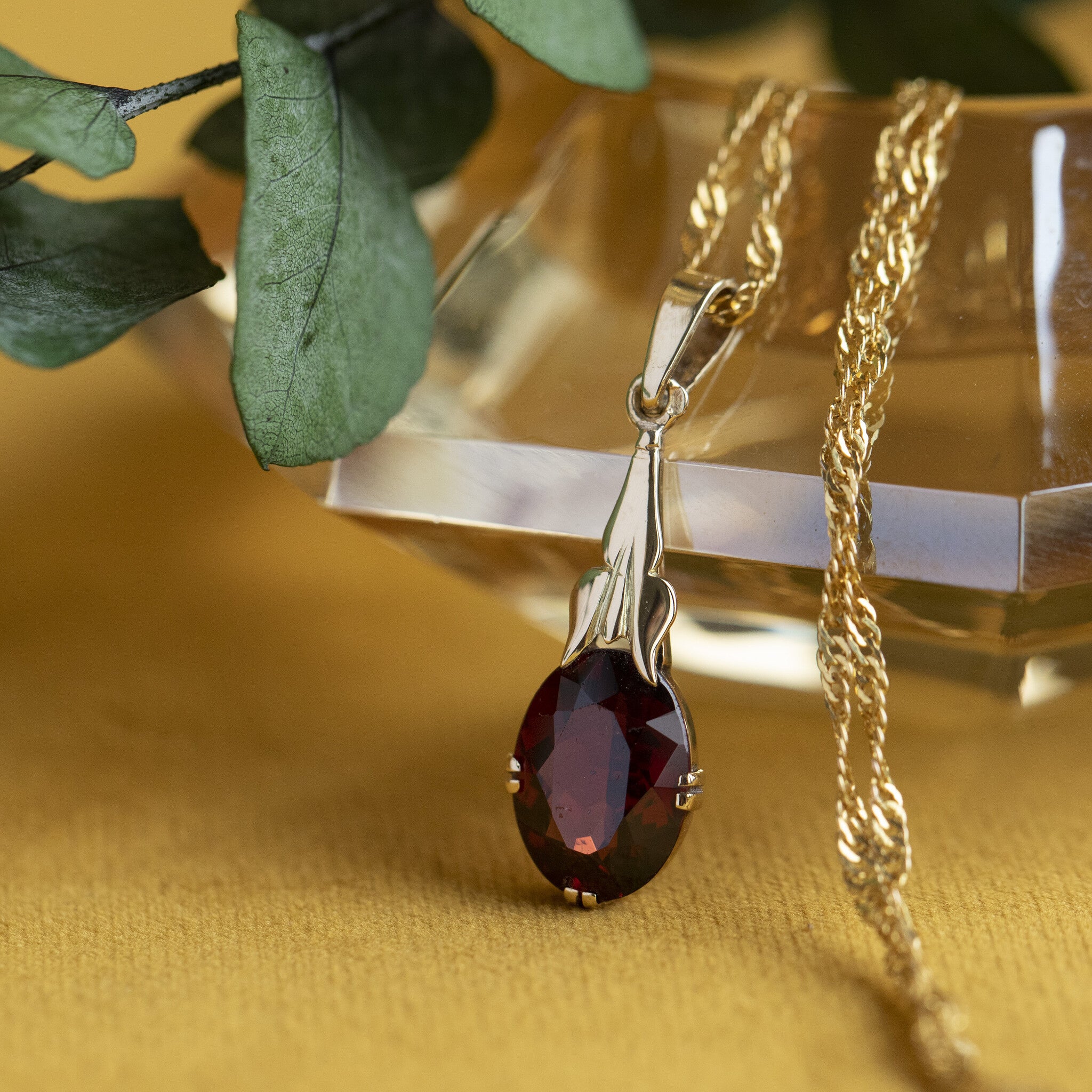 Gouden hanger met granaat 14 krt