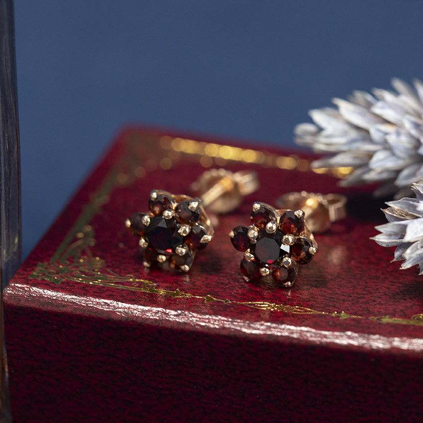 Roségouden vintage entourage oorstekers met granaat 14 kt