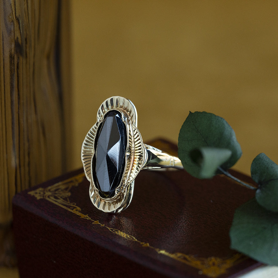 Gold vintage ring with hematite 14 kt