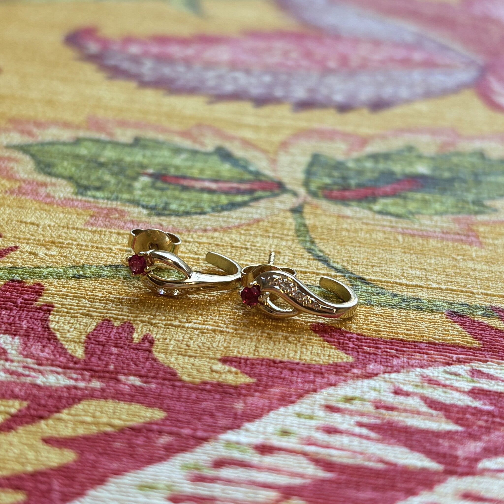 Gouden oorstekers met robijn en diamant 14 krt