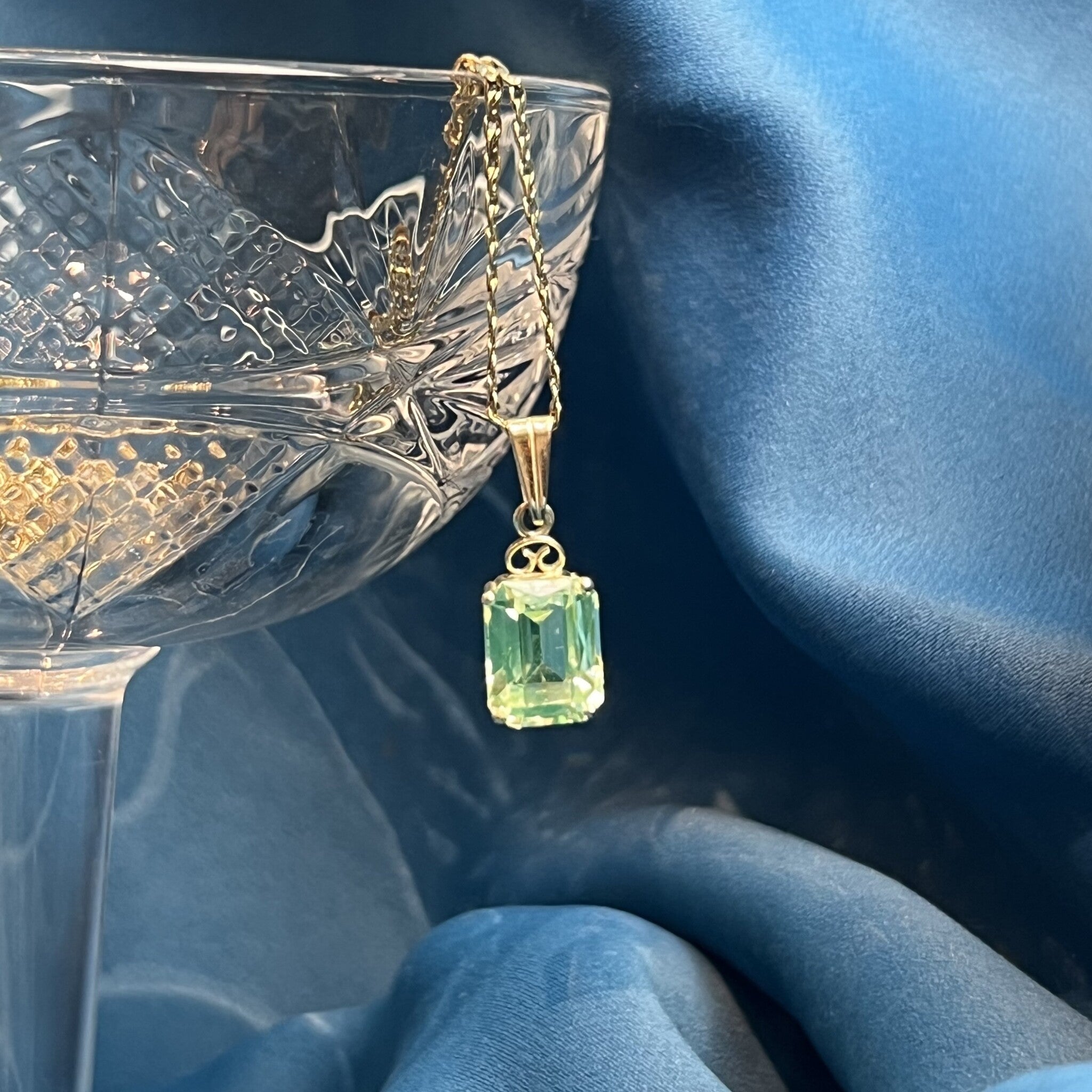 Gouden hanger met groene spinel 14 krt