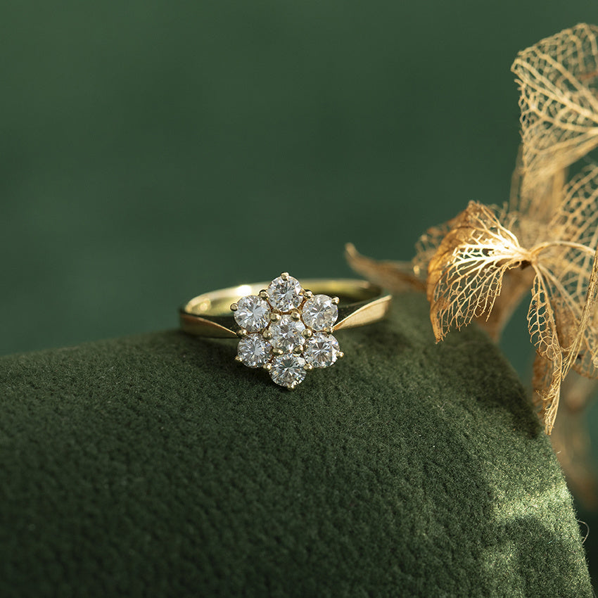 Vintage 14 kt gold cluster ring with a diamond