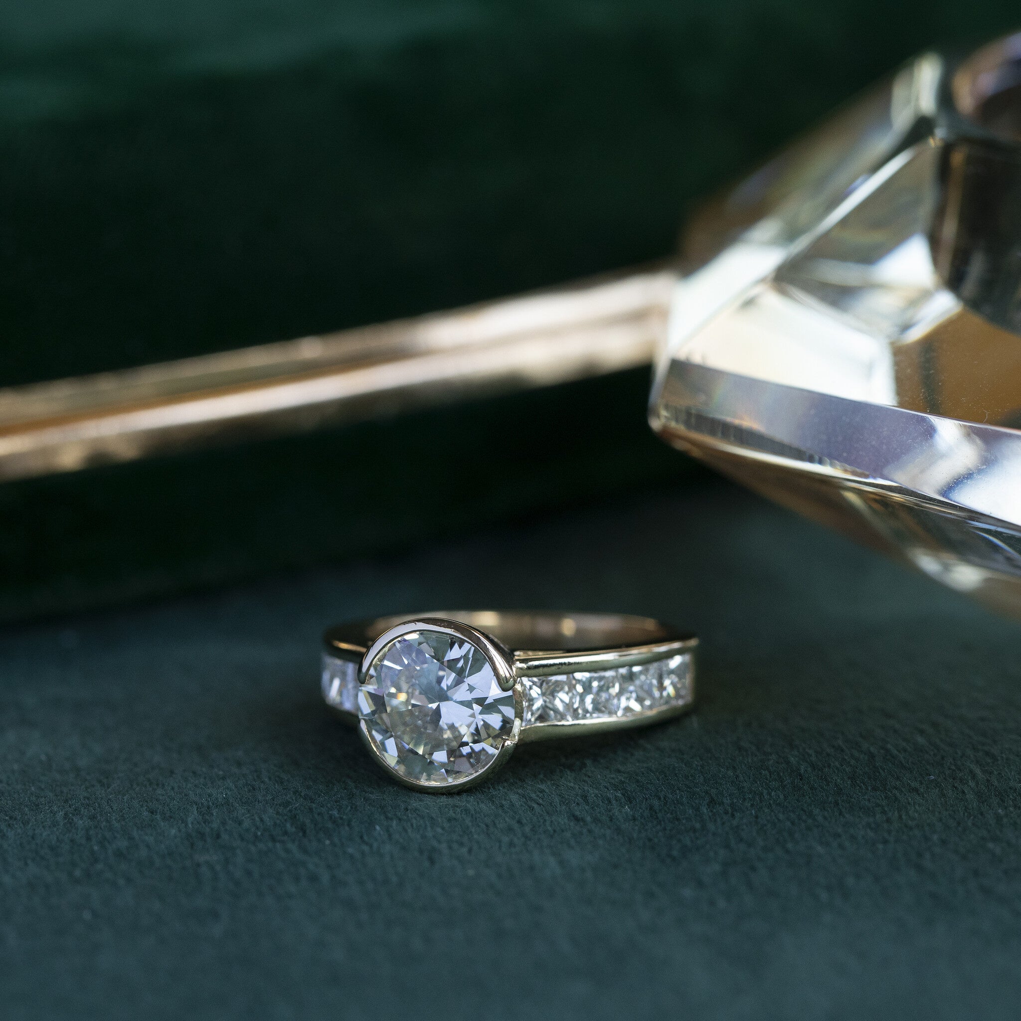 18 kt gold ring with diamond