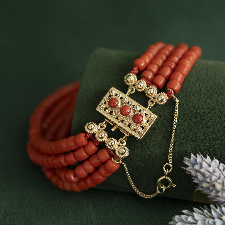 Vintage blood coral bracelet with 14 kt gold clasp