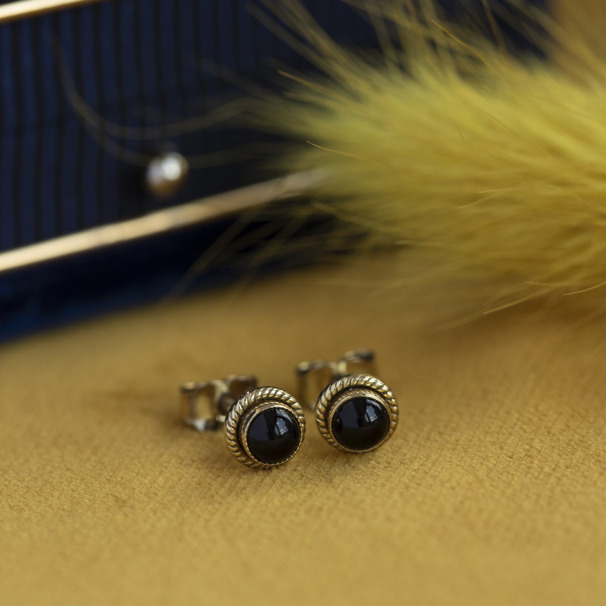 14 kt gold stud earrings with onyx