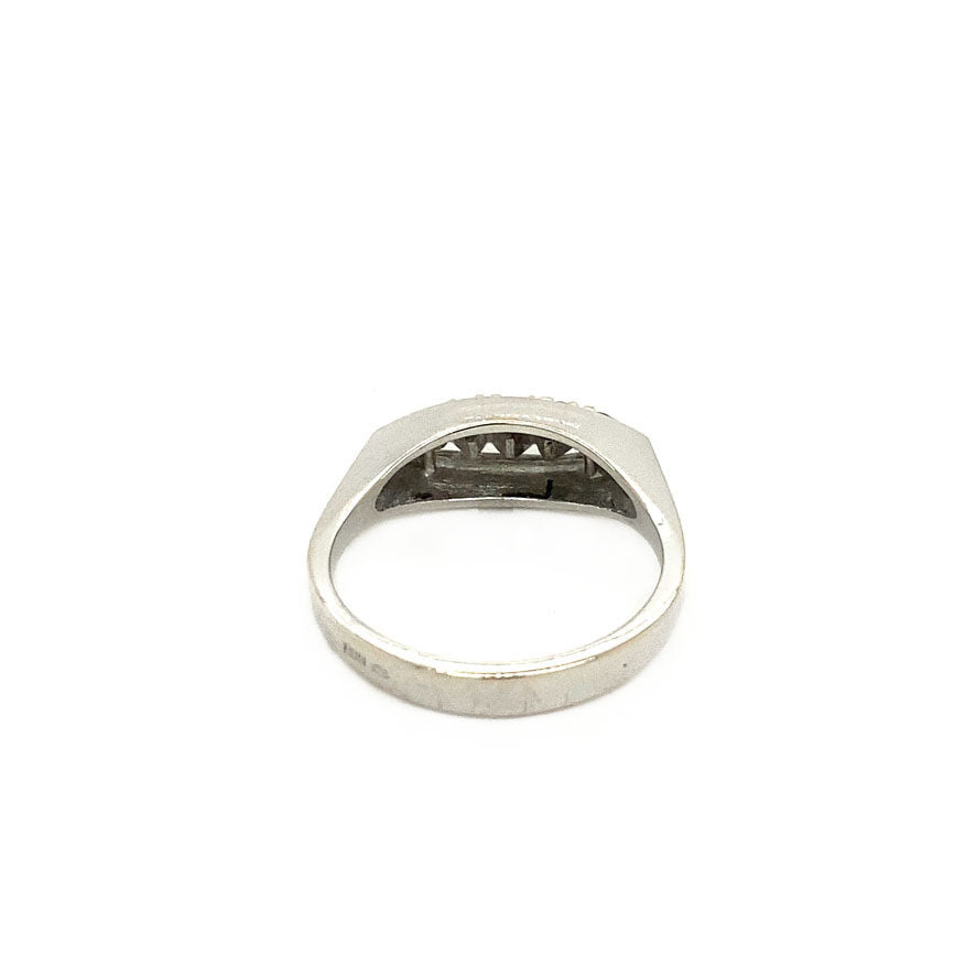 14 kt white gold ring with diamond