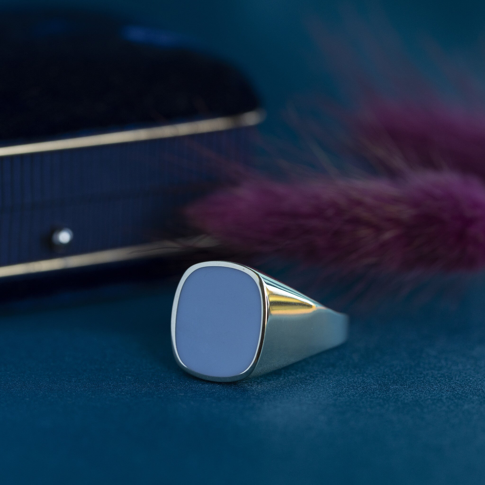 Gouden zegelring met blauwe lagensteen 14 krt