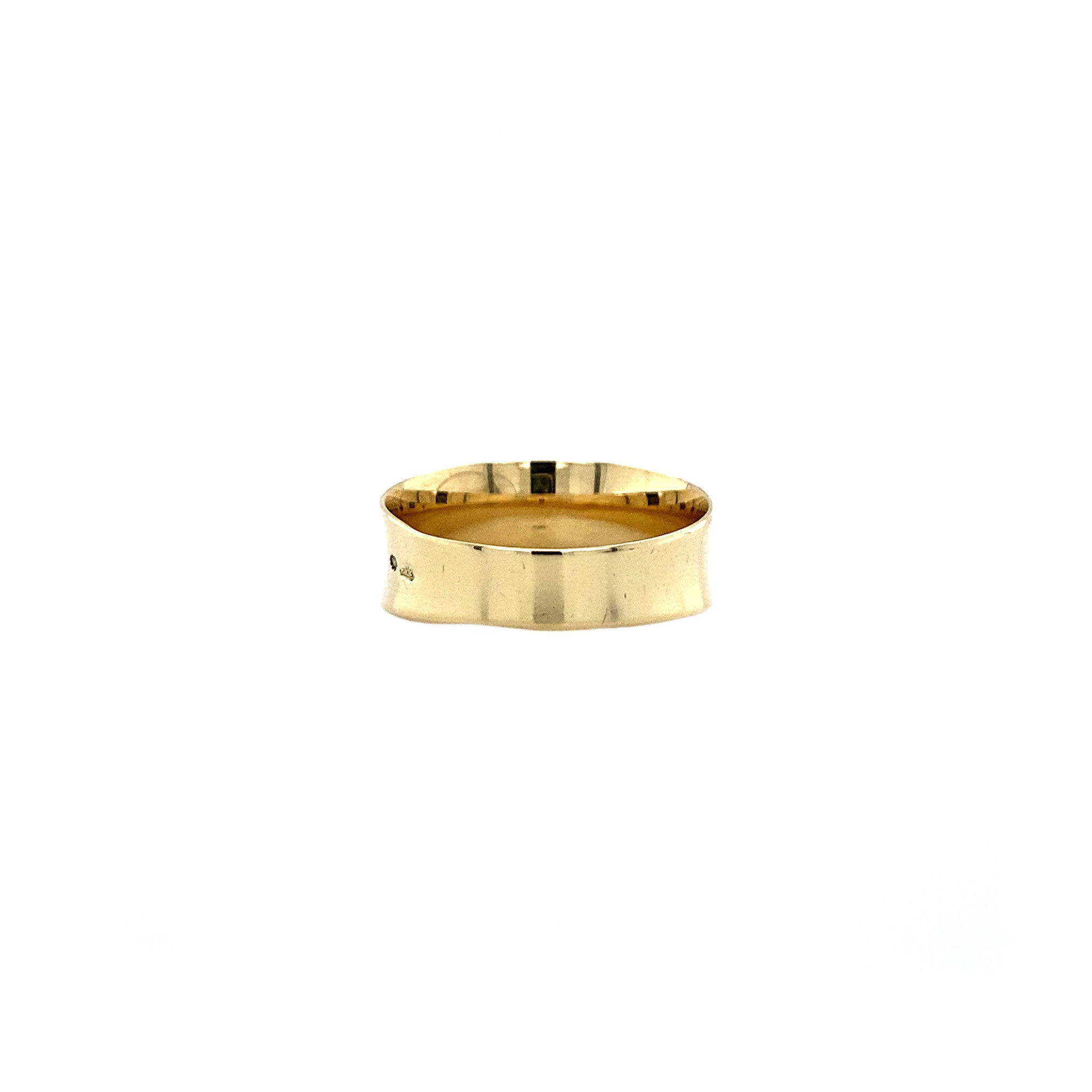 14 kt gold ring with blood coral