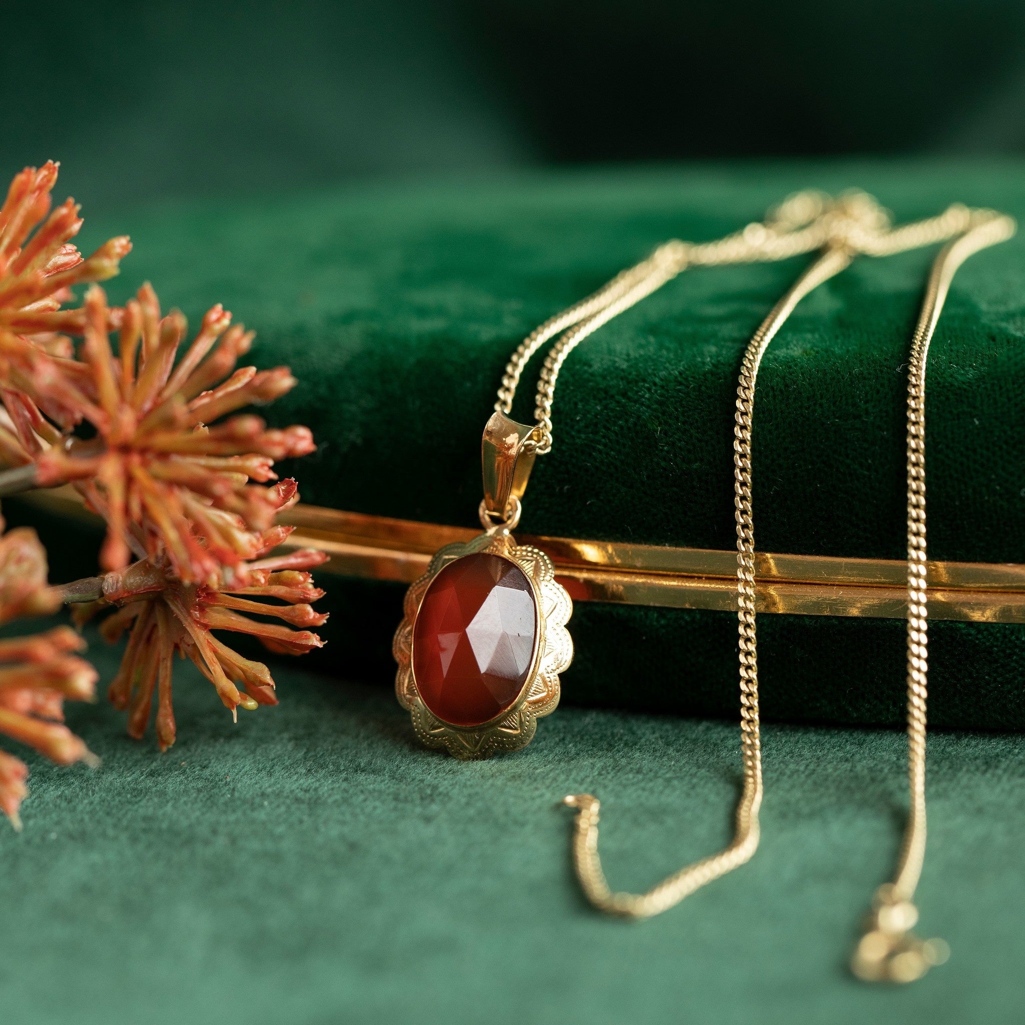 Gouden hanger met carneool 14 krt