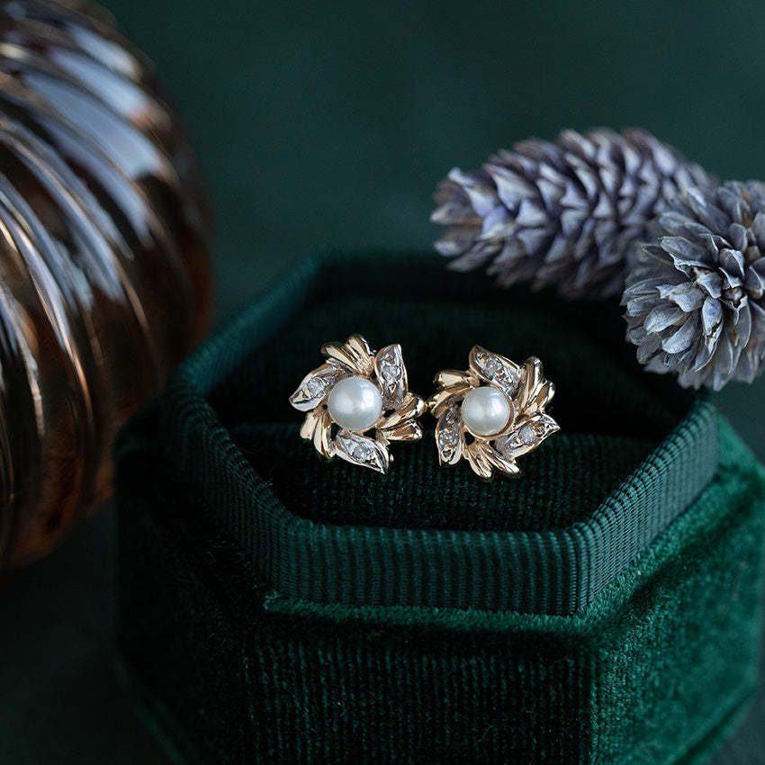Gold vintage ear studs with pearl and diamond 14 krt