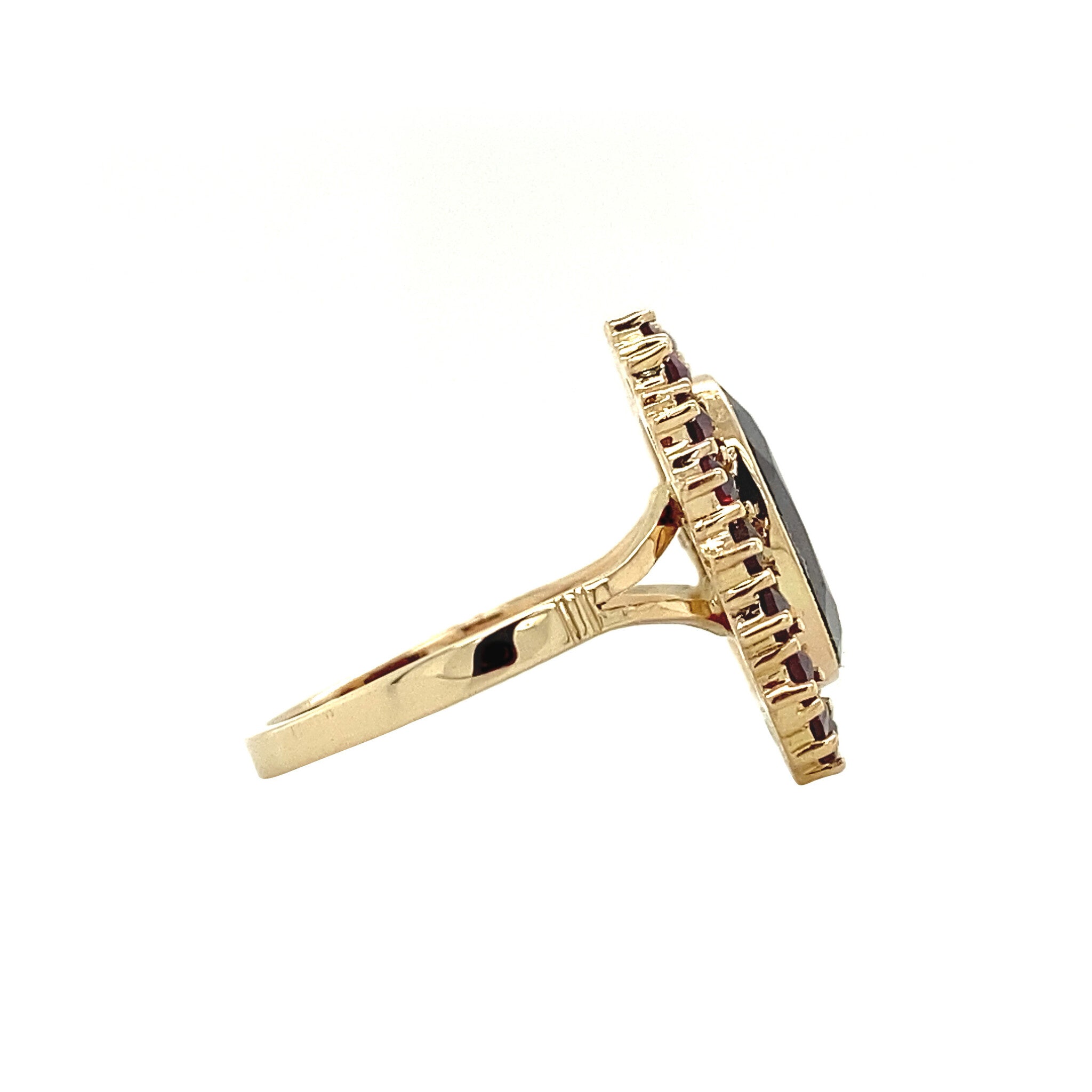 Gouden entourage ring met granaat 14 krt