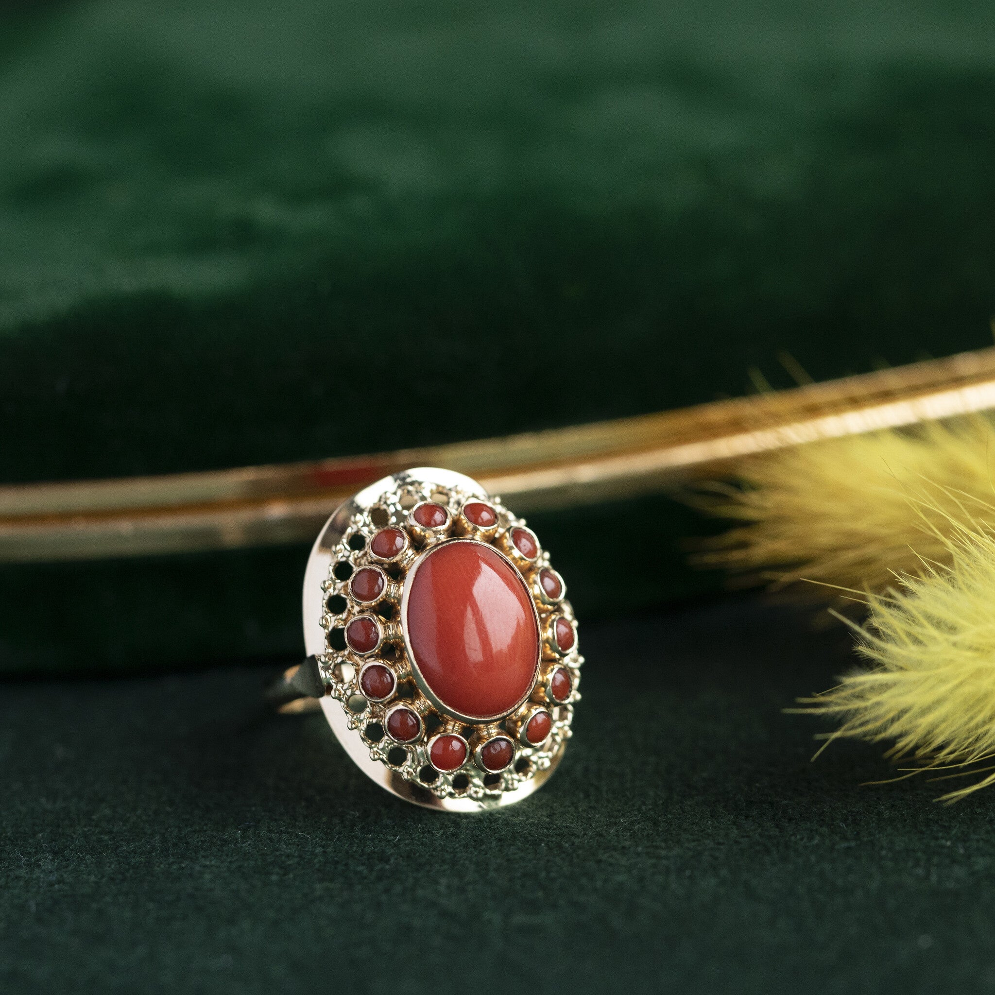 Gouden ring met bloedkoraal 14 krt