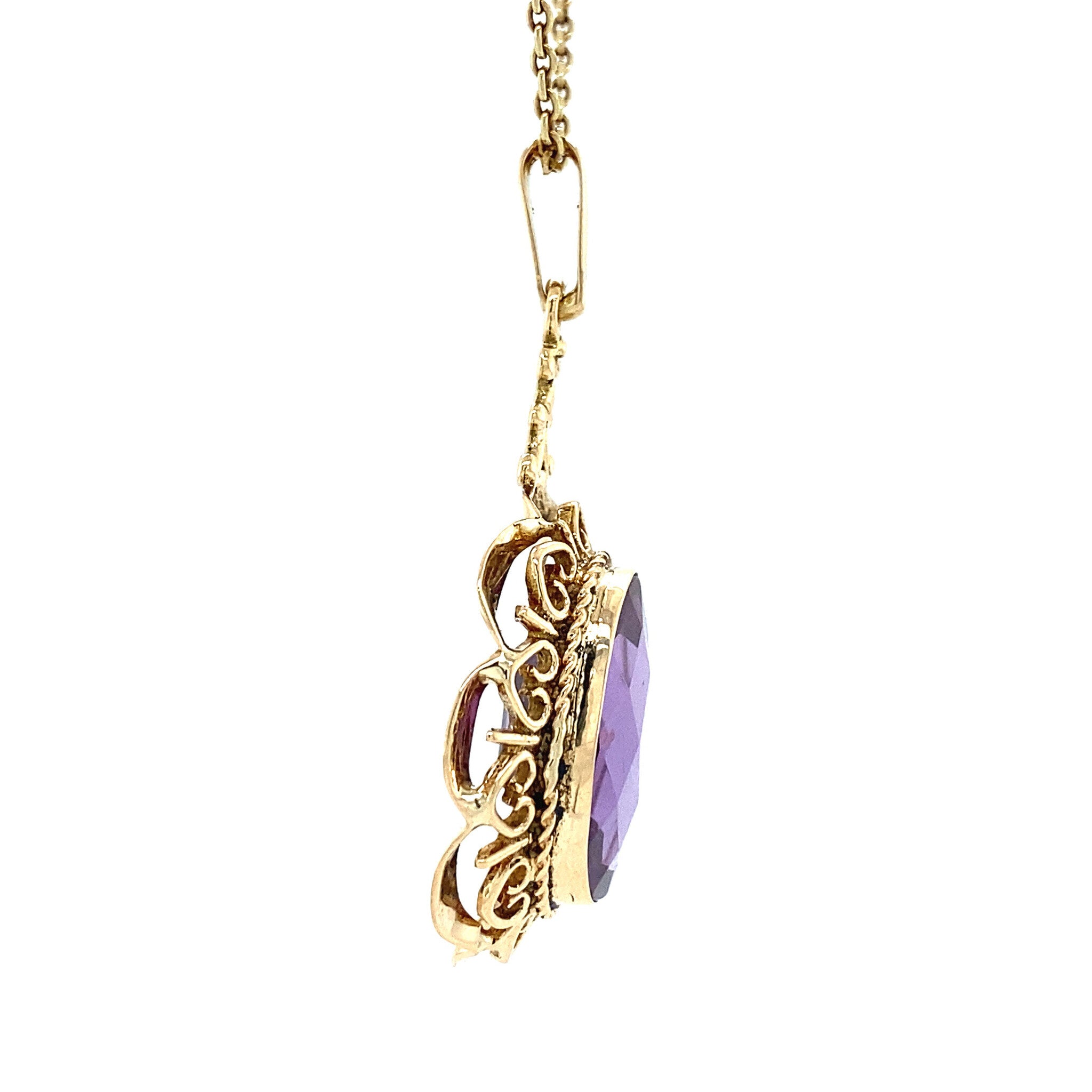 14 kt gold pendant with purple sapphire