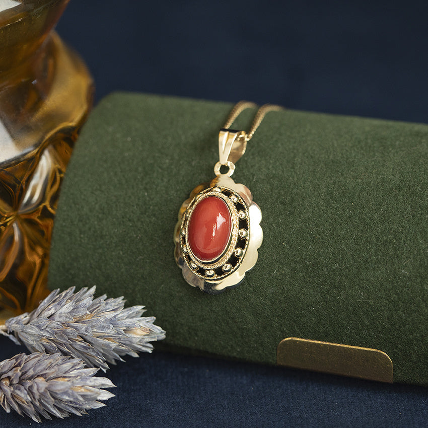 Gold vintage pendant with blood coral 14 kt