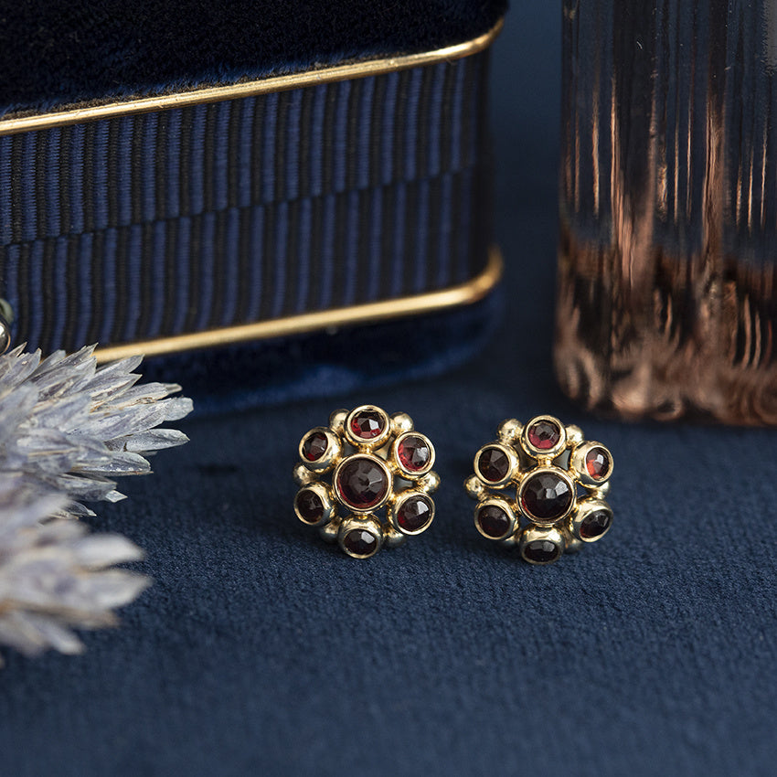 Gouden vintage entourage oorstekers met granaat 14 kt